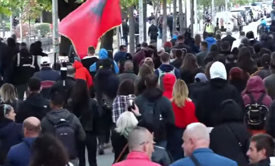 Mbyllet protesta te Ministria  protestuesit drejtohen drejt Kryeministrisë