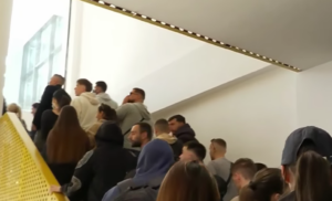 Studentët hyjnë në Fakultetin e Ekonomisë, thirrje të rinjëve: Bojkotoni mësimin, bashkohuni me ne