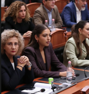 ”Hapni sytë dhe shihni kush ju prin”, deputetja e PS, Mila ka një mesazh për demokratët