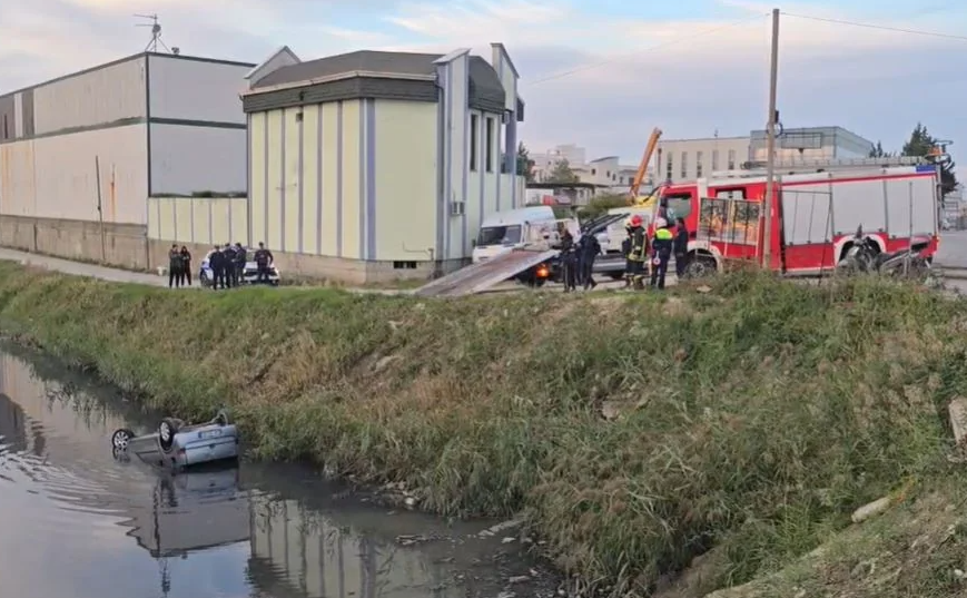 Po e ndiqte policia, shoferi bie në kanal pranë urës së Dajlanit