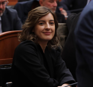 Deputetja e PS, Çaushi: Kuvendi nuk është skenë për spektakle me tymuese, Shqipëria ecën drejt BE-së