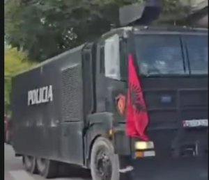 Protesta e studentëve, Policia shton masat: autoboti i ujit pranë Kuvendit