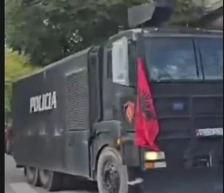 Protesta e studentëve, Policia shton masat: autoboti i ujit pranë Kuvendit