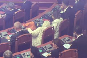Nga spitali në Kuvend për një votë? Opozita tregon deputeten e PS-së që erdhi me urgjencë