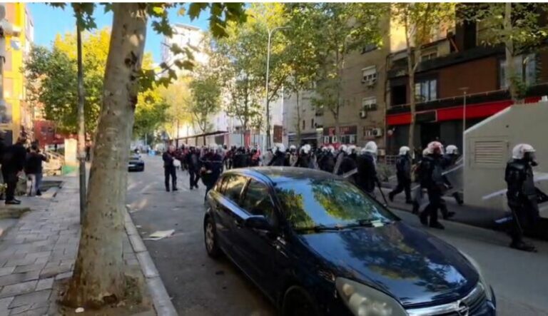 Policia ndjek protestuesit në rrugicat e Tiranës, të rinjtë djegin kazanët e mbeturinave