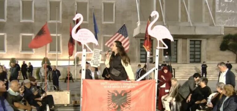Vatnikaj: 3 protestues u shoqëruan sot para Kuvendit, policia t’i lirojë
