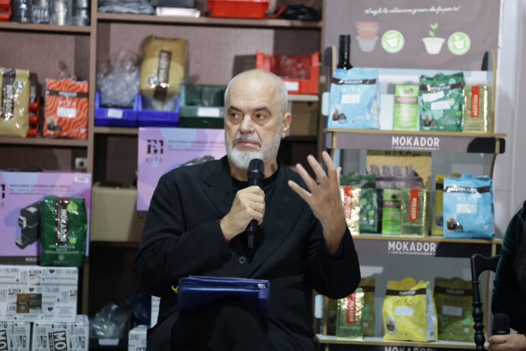 ”Dyfisho Sipërmarrjen Tënde”, Rama takim me bizneset: Janë miratuar 32 kredi me vlerë 5 milionë euro