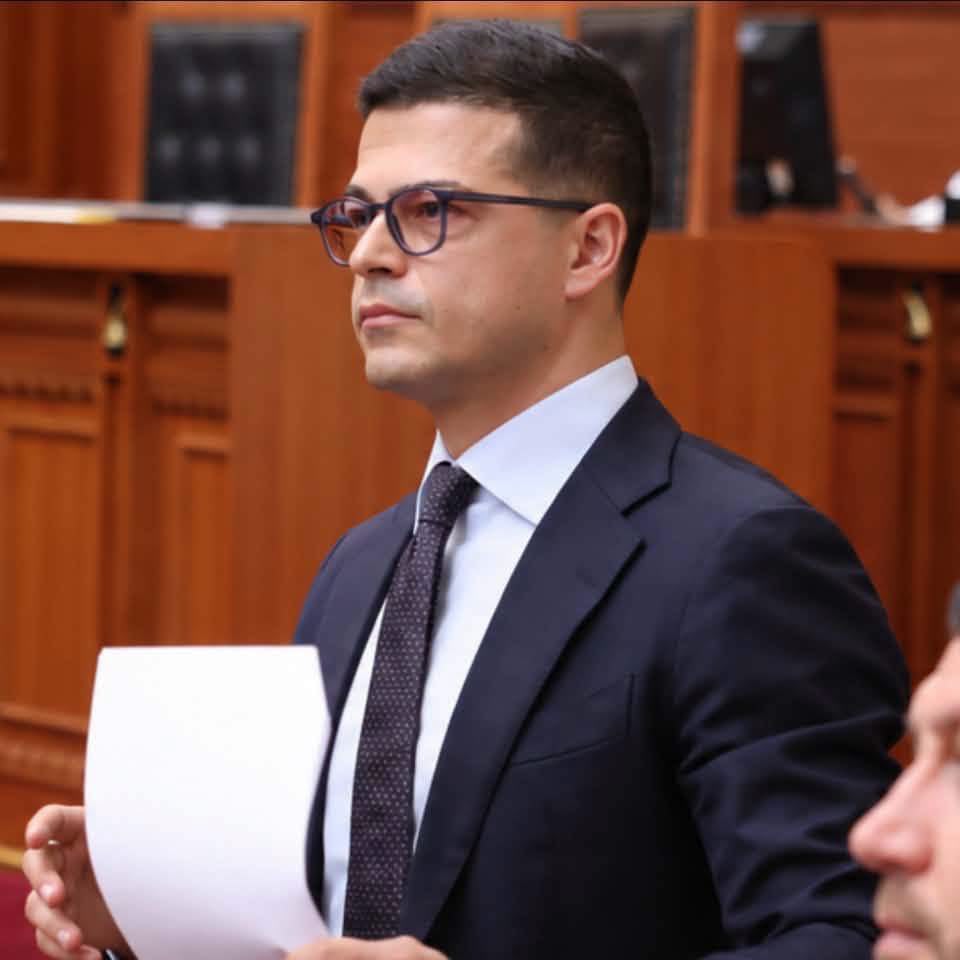 Pirro Vengu reagon për protestat  Studentët e duan Shqipërinë  nuk e djegin  Dhuna nuk i shërben asnjë kauze