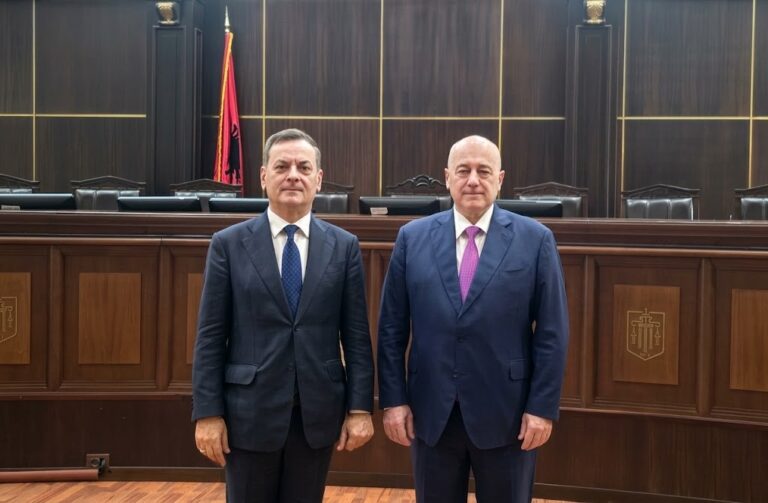 Sokol Sadushi i dorëzon detyrën kryetarit të ri të Gjykatës së Lartë, Ilir Panda