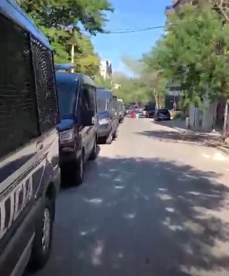 Rreshtohen furgonët e Policisë pas Ministrisë së Arsimit, forcohen masat e sigurisë