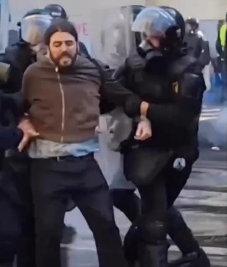 Policia arreston me forcë një protestues në Rrugën e Durrësit