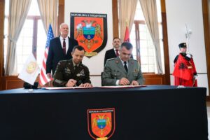 Bordi i Paqes/ Shqipëria firmos marrëveshjen për Gazën, të pranishëm ministri Nufi dhe ambasadori Wendt