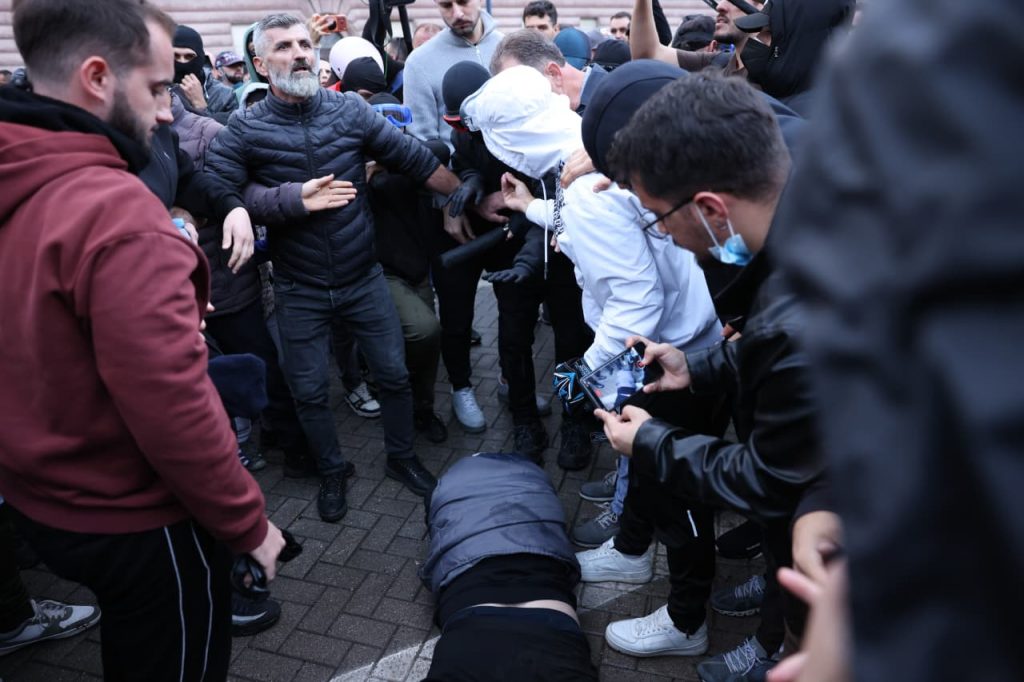 Balla: Protestuesit sulmuan qytetarin që kërkoi dialog