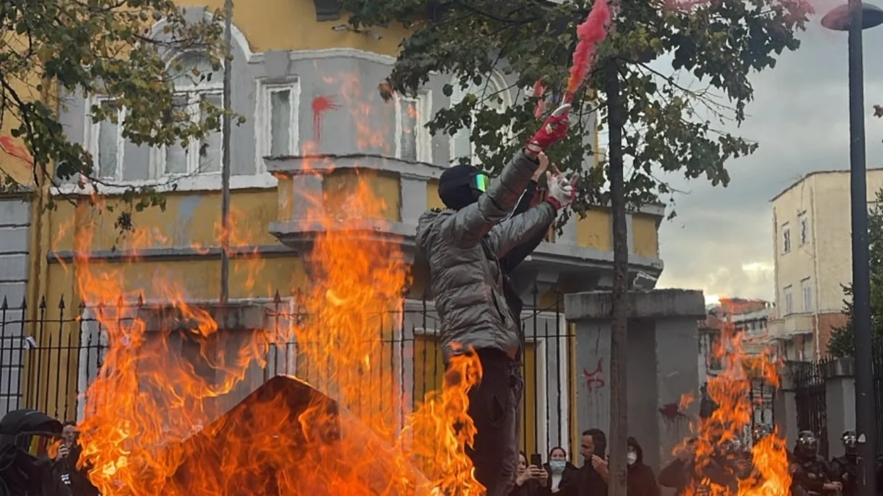 Tensione para Ministrisë së Arsimit, flakë kazanëve dhe tymuese në protestë