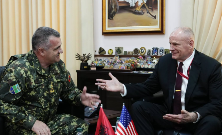 Shefi i Shtabit të Përgjithshëm pret në takim ambasadorin e Amerikës në Tiranë