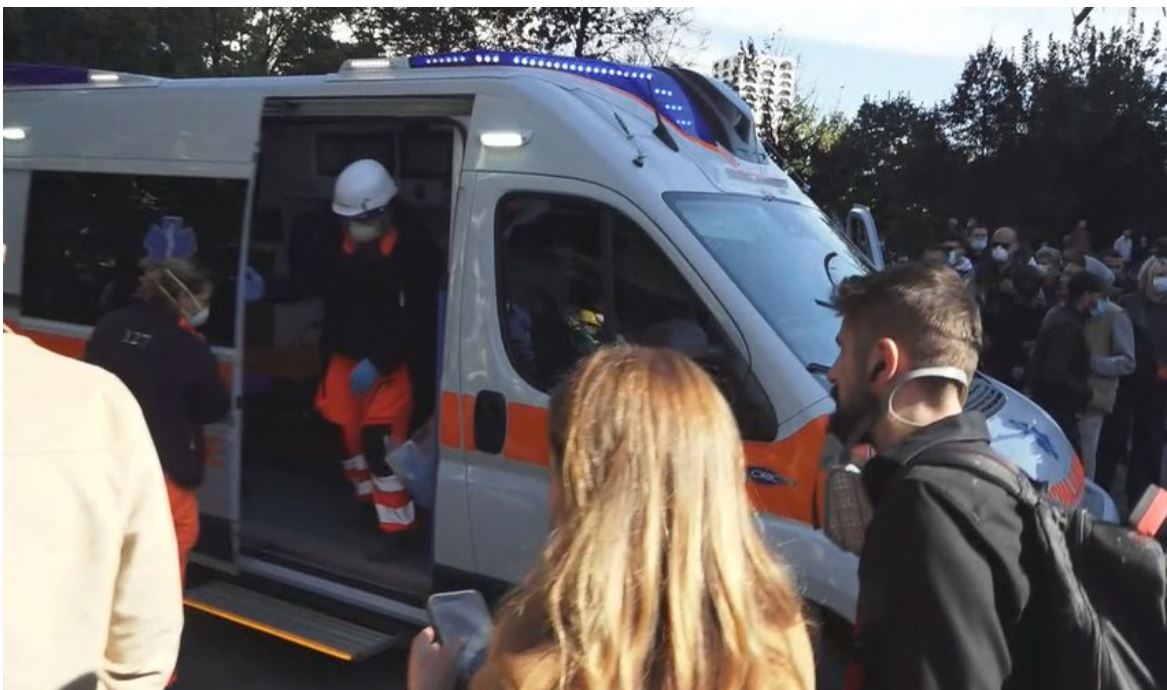 Humb ndjenjat një protestues para Ministrisë së Arsimit  e merr ambulanca