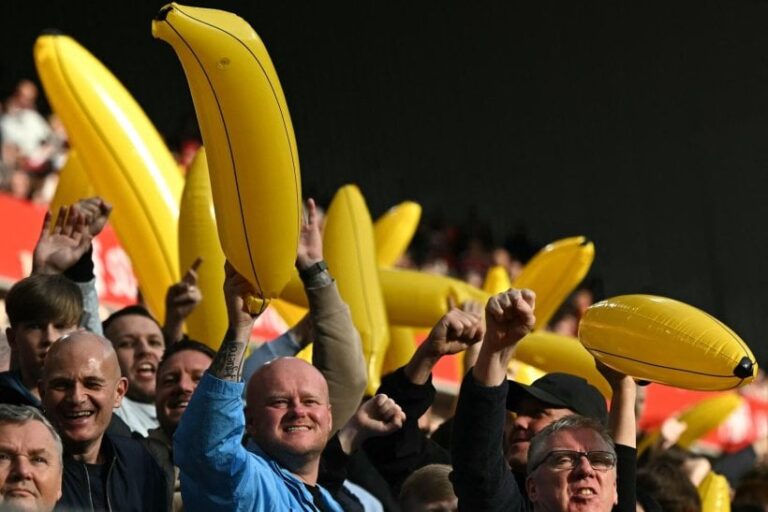 Banane gjigante në Anfield, tifozët e Manchester City-t rikthejnë traditën e vjetër