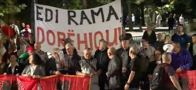 128 ditë protestë, qytetarët marshojnë drejt Kryeministrisë: Rama jepe dorëheqjen