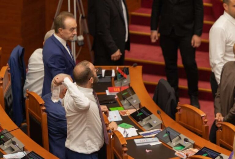 Përjashtohen me 60 ditë nga Kuvendi deputetët Gazment Bardhi dhe Klevis Balliu