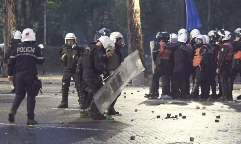 Vijon përplasja e fortë mes protestuesve dhe policisë në bulevard, disa të plagosur