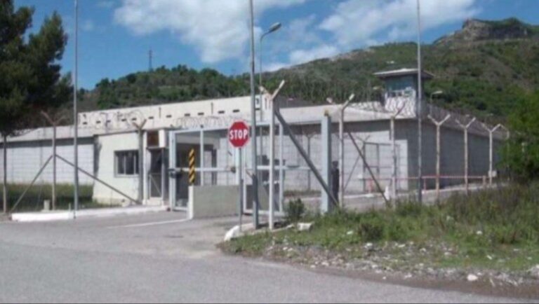 BKH kontrolle në paraburgimin e Bradasheshit, gjenden celularë. Mes të izoluarve edhe Ergys Agasi