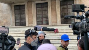 Protestuesit e tërhoqën zvarrë, e lënë të shtrirë në shkallët e Kryeministrisë