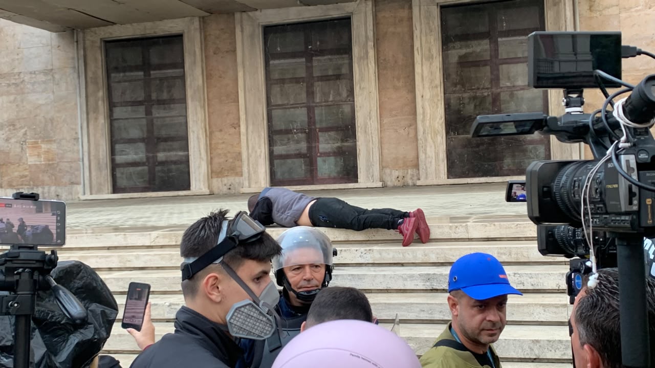 Protestuesin e tërhoqën zvarrë, e lënë të shtrirë në shkallët e Kryeministrisë