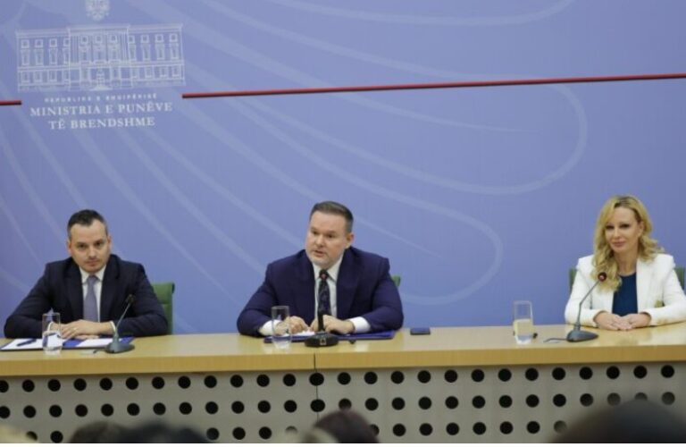 Ministri Demo prezanton ekipin e ri të pushtetit vendor, Muzaka dhe Paparizo marrin detyrat e reja