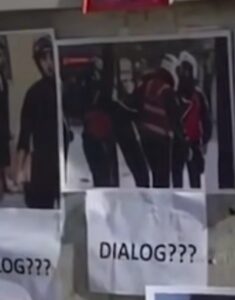 Protestuesit ngjisin në muret e Kryeministrisë foto të studentëve që janë goditur nga policia (VIDEO)