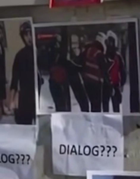 Protestuesit ngjisin në muret e Kryeministrisë foto të studentëve që janë goditur nga policia (VIDEO)