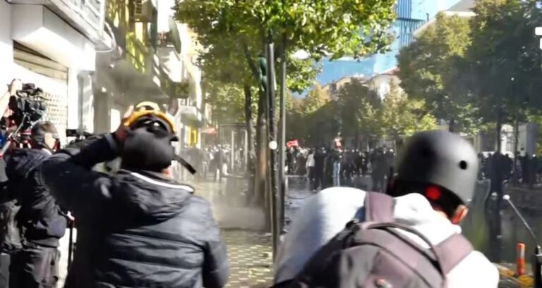 Përplasje të dhunshme te ministria e Arsimit! Protestuesit me gurë, policia me ujë e gaz lotsjellës
