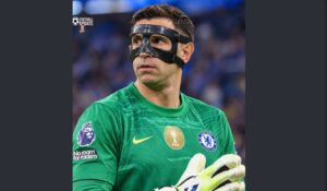 Emiliano Martinez vendos maskë për t’u rikthyer sa më shpejt në fushë