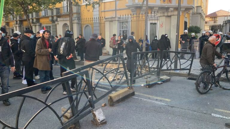 Protestuesit bllokojnë Policinë me kangjella
