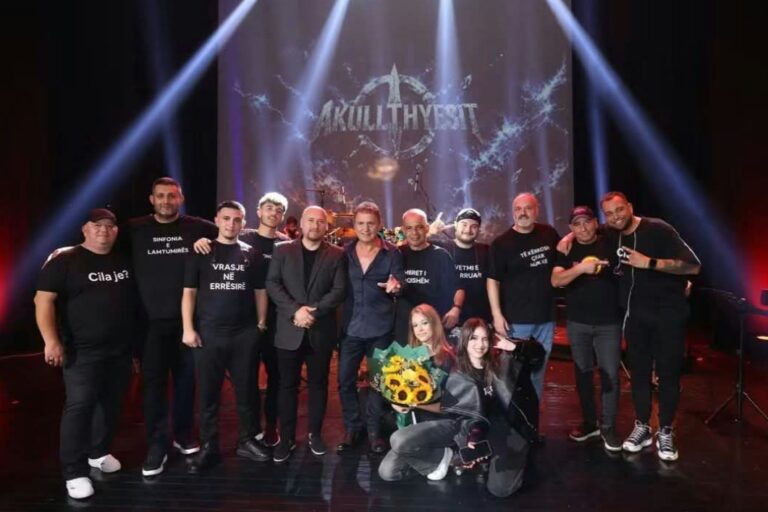 “Akullthyesit” pushtojnë skenën e “Skampës”, Elbasani mirëpret grupin që bëri jehonë ndër vite