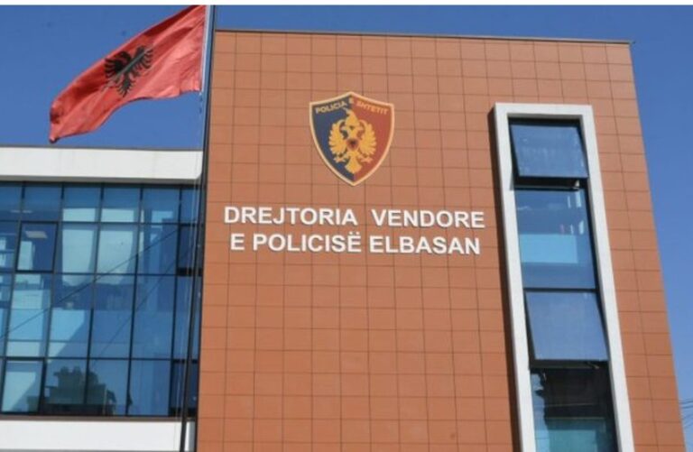 U veshën si policë dhe vodhën para e 4 celularë në Elbasan, shpallen në kërkim tre persona