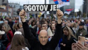Serbia në prag të zgjedhjeve: Protesta masive kundër Vuçiqit