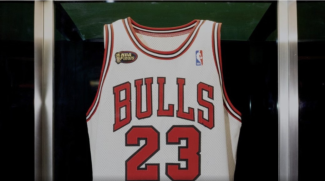 Fanella e Michael Jordan thyen rekordin  shitet për 12 3 milionë dollarë
