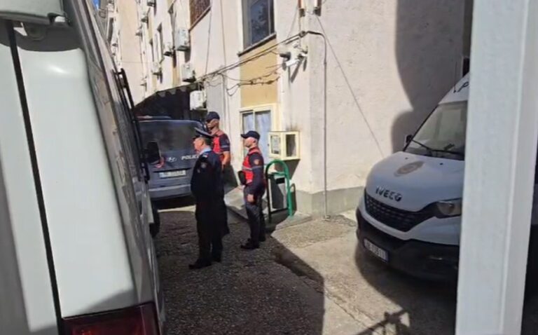 Vrau dy vëllezërit në Patos thuajse 30 vite më parë, Gjykata e Fierit i shuan dënimin me burg të eksaduarit nga SHBA