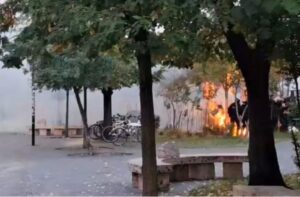 Hidhet moltov te selia e PS, polici përfshihet nga flakët