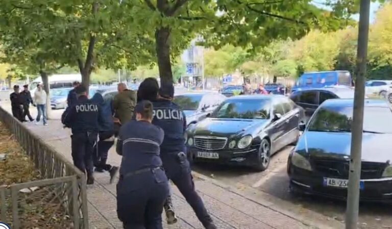 Tensione dhe në Gjirokastër, policia shoqëron disa të rinj