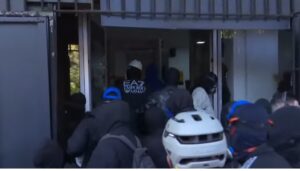 Nisin përplasjet, të rinjtë sulmojnë me gurë Gjykatën e Apelit dhe futen brenda