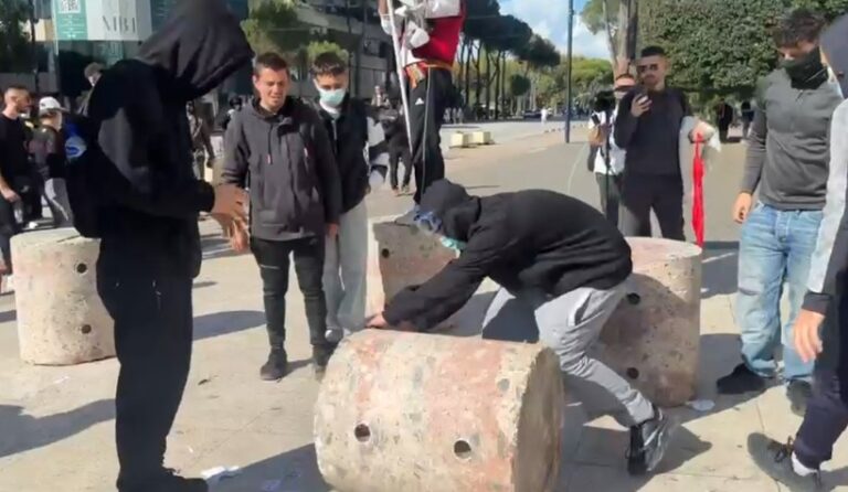 “Stolat e dialogut” u rrokullisën në bulevard, ironizon Rama: “Pedagogët” erdhën përsëri…