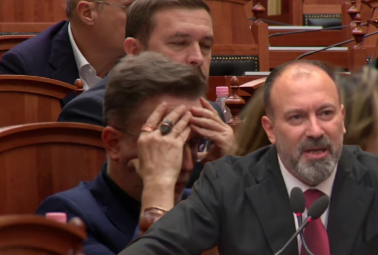 VIDEO/ Mazniku i bën replikë, Braçe vendos duart në kokë dhe çuditet