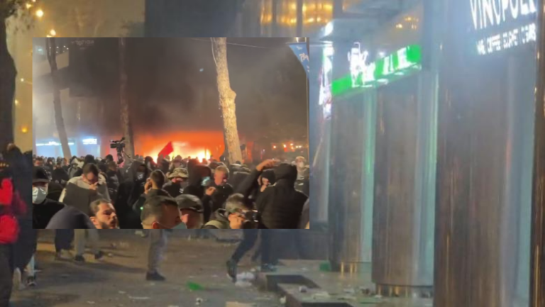Protestuesit thyejnë xhamat, flakë masive tek Kullat Binjake, marrin pije dhe ëmbëlsira nga bizneset