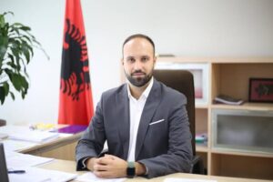 Video intime? Zv/ministri Erlind Sulo padit blogeren dhe gazetarin: Nuk kam asgjë për të fshehur