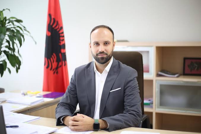 Video intime? Zv/ministri Erlind Sulo padit blogeren dhe gazetarin: Nuk kam asgjë për të fshehur