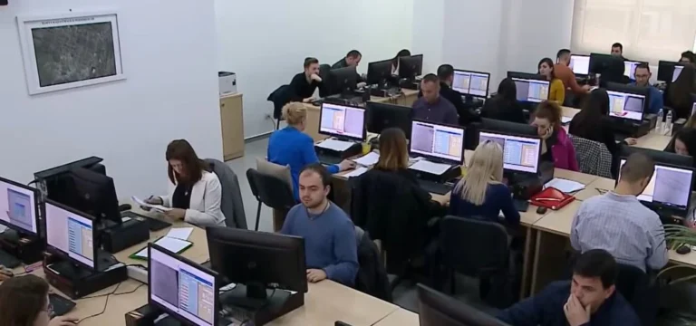 Nga veshja, makijazhi, telefoni i fikur dhe sjellja, rregulla të reja për nëpunësit e Ministrisë së Arsimit