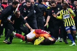 Kaos në derbin e Stambollit, përleshje masive mes lojtarëve të Galatasaray dhe Fenerbahçes (VIDEO)