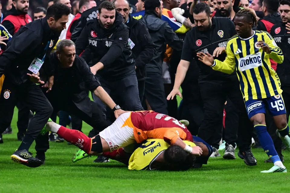 Kaos në derbin e Stambollit, përleshje masive mes lojtarëve të Galatasaray dhe Fenerbahçes (VIDEO)