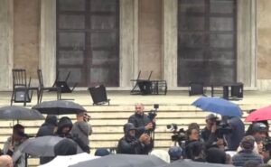 Studentët refuzojnë sërish dialogun me Ramën, përmbysin karriget para Kryeministrisë